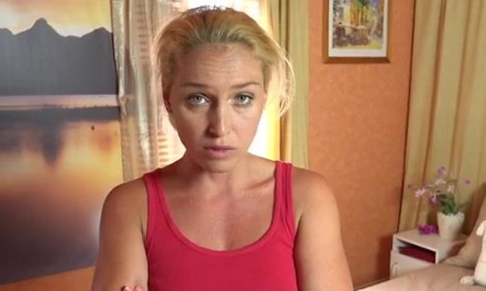 Сильно возбудился подсматривая как аппетитная соседка занимается йогой
