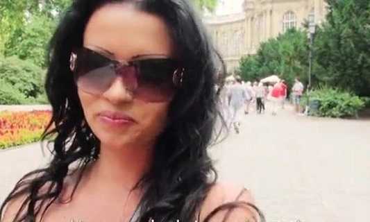 Развратные брюнетки смачно трахаются с пикапером на природе