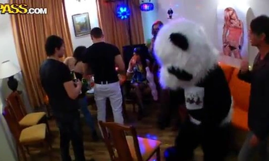 Развратные студенты устроили пьяную секс вечеринку