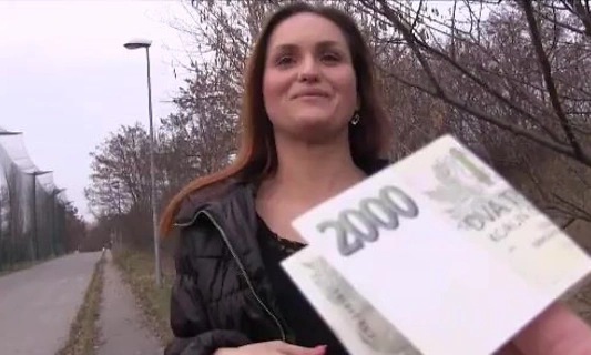 Аппетитная незнакомка трахается за деньги на природе