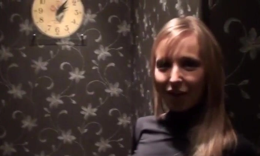 Пикапеп угостил девшку в кафе, немного пообщался и развел на секс прямо в туалете