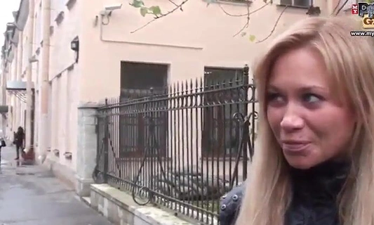 Питерские пикаперы уговорили Олечку провести с ними время и немного потрахаться