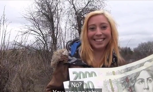 Не очень красивая студентка повелась на пикапера и на его деньги поэтому дала ему в подьезде