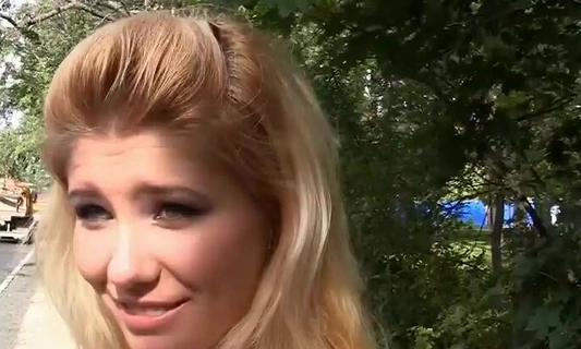 Катюша показала пикаперам сиськи за 100 баксов и дала выебать себя в жопу прямо на улице