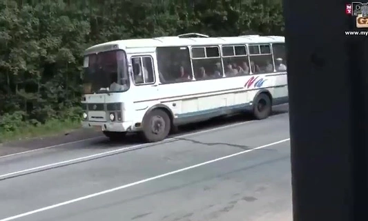Русские пацаны познакомились с симпотной девушкой прямо на остановке и легко развели на секс