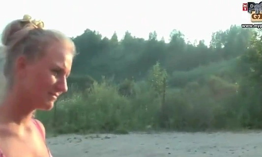 Одинокая девушка пришла позагорать на пляж и сразу же попалась на крючек опытных пикаперов