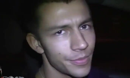 На улице было холодно и девушка согласилась на то чтоб парни подвезли её и согрели