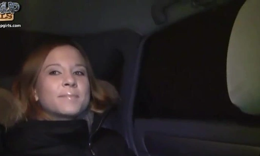 На улице было холодно и девушка согласилась на то чтоб парни подвезли её и согрели