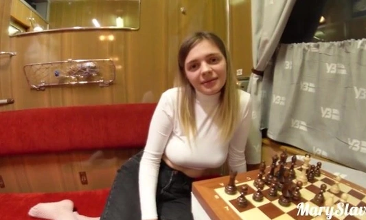 Русская незнакомка повелась на секс в поезде и дала кончить в рот