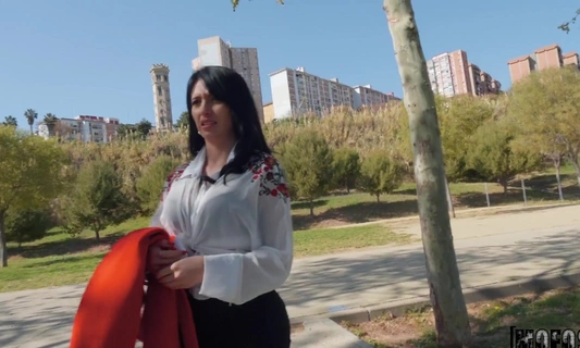 Порно агент предлагает женщине неплохие деньги за секс на камеру