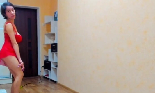 Девушка милашка, показывает нежное тело и танцует легкий стриптиз