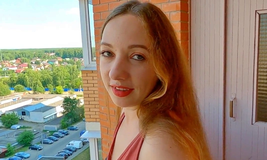 Соседка вышла на балкон постоять, потому что дома было душно