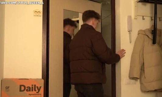 Курьер принес девушке посылку, а она соблазнила его на домашний секс