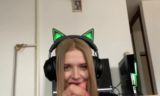 Наверное, ты считаешь что мы друзья, но меня уже за*бало дружить...