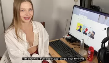 Русская девушка не только снимается в порно, но и зарабатывает на NFT