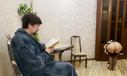 Сладкая горничная-шлюшка даёт трахать горячие дырочки