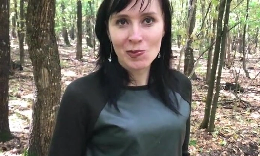 Похотливую русскую женщину трахают во время прогулки в лесу
