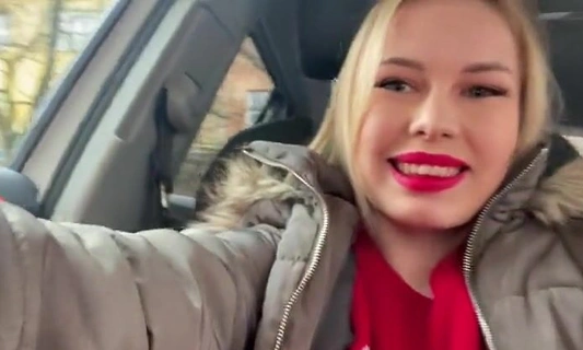Возбужденная блондинка мастурбирует в машине не снимая с себя даже куртки