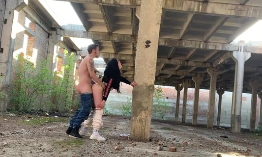 Поимел пышную русскую подругу посреди заброшенного здания и спустил на попу
