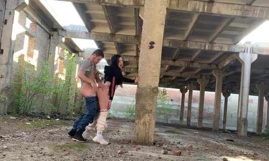 Поимел пышную русскую подругу посреди заброшенного здания и спустил на попу