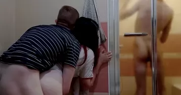 Жена изменяет, пока муж моется в душе