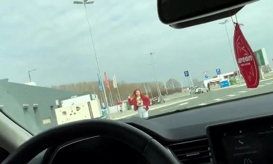 Попросила парня подвезти её до соседнего города, а за поездку расплатилась минетом