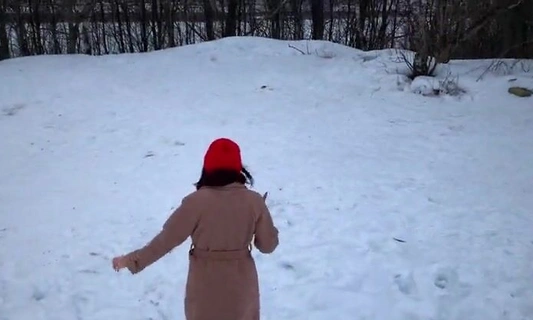 Русская милашка отсосала на природе со спермой в ротик