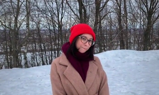 Русская милашка отсосала на природе со спермой в ротик