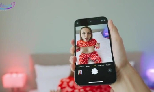 Она попросила меня сделать ей пару фоток и заслужил на секс