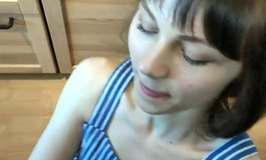 Домашний секс на кухне с милой женушкой
