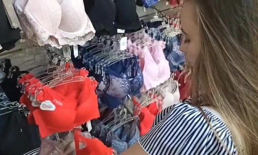 Сделаешь минет в раздевалке за то что сходили на шопинг??