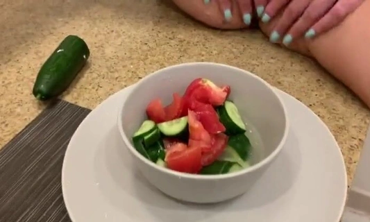Зрелая женщина делает вкусный салат и красиво дрочит красивую киску со сквиртом