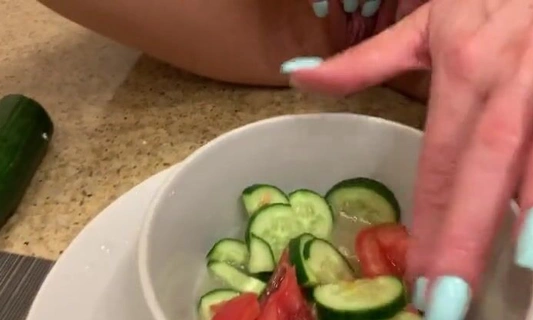 Зрелая женщина делает вкусный салат и красиво дрочит красивую киску со сквиртом