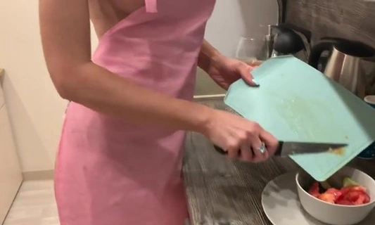 Зрелая женщина делает вкусный салат и красиво дрочит красивую киску со сквиртом