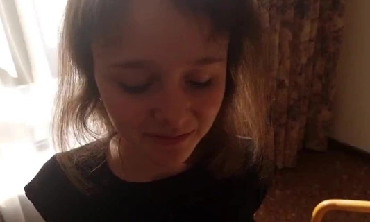 Милая девушка дала другу у него дома...