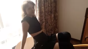 Милая девушка дала другу у него дома...