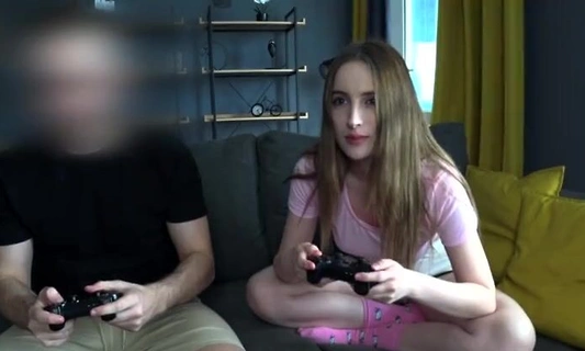 Играли в консоль, а потом классно потрахались, пока дома никого не было