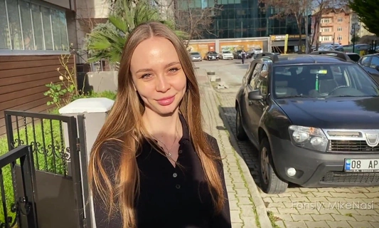 Русская девушка отсосала незнакомцу за помощь
