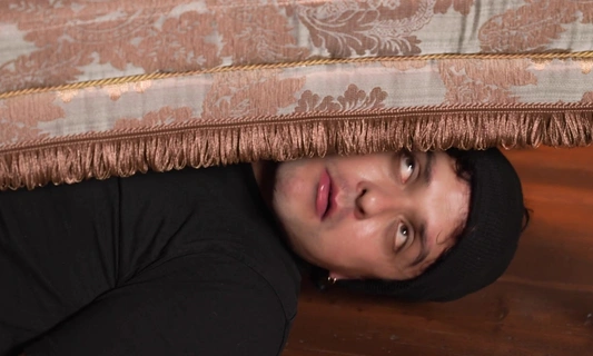 Шикарная брюнетка кончила от секса с незнакомцем