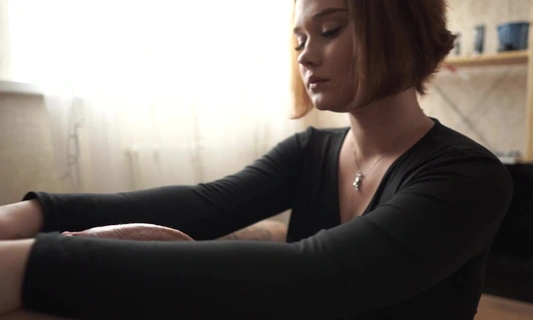 Девушка делает парню свой любимый глубокий минет со слюнями